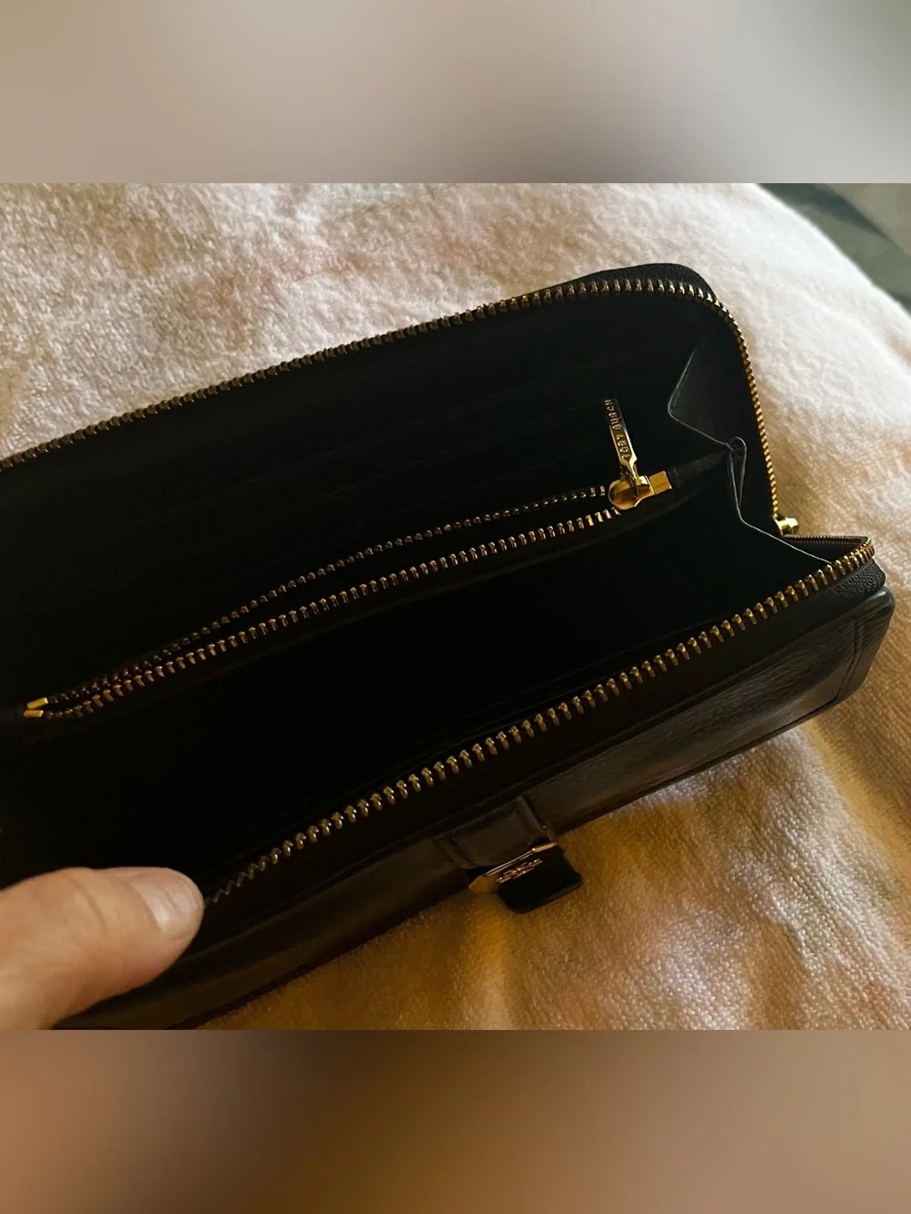 Tory Burch soft Black Leather Zip-Around Wallet excellent condition